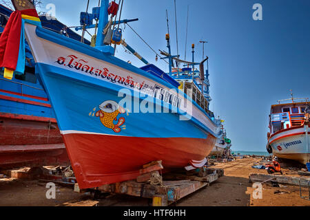 Bootswerft Thailand, kommerzielle Fischerei Werft zur Reparatur und Renovierung. Na Klua, Pattaya, Thailand. Stockfoto
