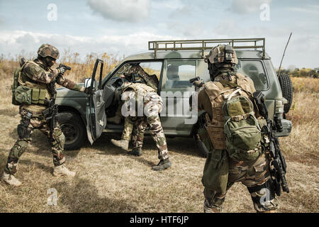 Kader von Elite französische Fallschirmjäger des 1. Marine Infanterie Parachute Regiment RPIMA Inhaftierung Terroristen im Auto Stockfoto