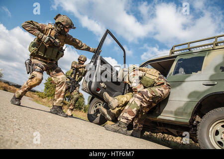 Kader von Elite französische Fallschirmjäger des 1. Marine Infanterie Parachute Regiment RPIMA Inhaftierung Terroristen im Auto, niedrigen Winkel Ansicht Stockfoto