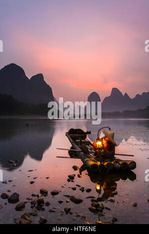 Kormoran Fischer bereitet sich auf Nacht Angeln auf dem Li-Fluss in der Nähe der Stadt Xingping in der Provinz Guangxi, China. Dieses Gebiet ist bekannt für seine Ka Stockfoto