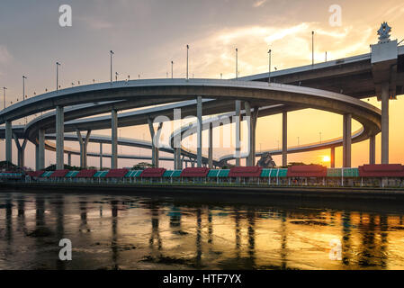 Goldene Stunde machen golden Ton zur Überbrückung rufen Bhumibol-Brücke, der Chao Phraya River in Bangkok, Thailand zu überqueren. Stockfoto