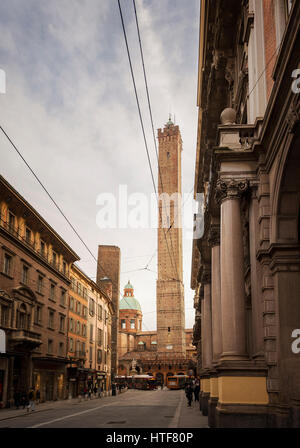 BOLOGNA, ITALIEN - 8. FEBRUAR 2017. Straßenansicht f die beiden berühmten Türme Garisenda und Asinelli. Stockfoto