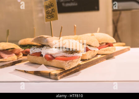 Bild der großen Panini Sandwich im italienischen Deli. Stockfoto