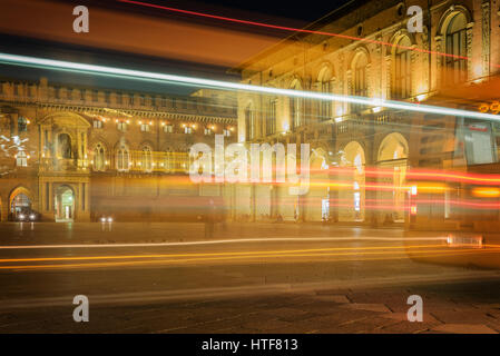 BOLOGNA, ITALIEN - 8. FEBRUAR 2017. Verwischen und Routen von Busverkehr am Piazza Maggiore. Stockfoto