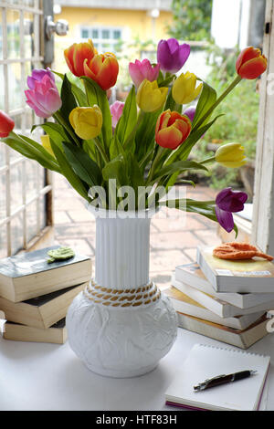 Glückliche Lehrer Tag, handgefertigte Tulpe Blumentopf, bücherstapel, Nachricht für Lehrer in besonderen Tag der Bildung, Tulip Bouquet aus Tonmaterial diy Stockfoto