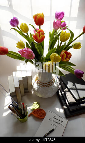 Glückliche Lehrer Tag, handgefertigte Tulpe Blumentopf, bücherstapel, Nachricht für Lehrer in besonderen Tag der Bildung, Tulip Bouquet aus Tonmaterial diy Stockfoto