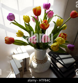 Glückliche Lehrer Tag, handgefertigte Tulpe Blumentopf, bücherstapel, Nachricht für Lehrer in besonderen Tag der Bildung, Tulip Bouquet aus Tonmaterial diy Stockfoto