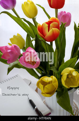 Glückliche Lehrer Tag, handgefertigte Tulpe Blumentopf, bücherstapel, Nachricht für Lehrer in besonderen Tag der Bildung, Tulip Bouquet aus Tonmaterial diy Stockfoto