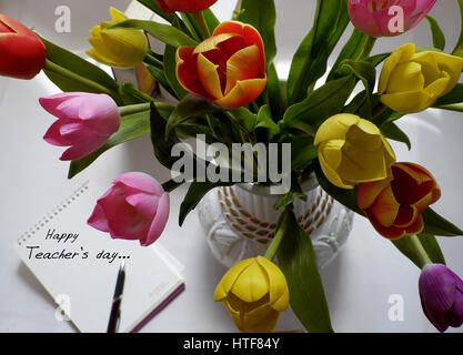 Glückliche Lehrer Tag, handgefertigte Tulpe Blumentopf, bücherstapel, Nachricht für Lehrer in besonderen Tag der Bildung, Tulip Bouquet aus Tonmaterial diy Stockfoto