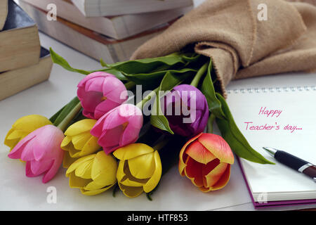 Glückliche Lehrer Tag, handgefertigte Tulpe Blumentopf, bücherstapel, Nachricht für Lehrer in besonderen Tag der Bildung, Tulip Bouquet aus Tonmaterial diy Stockfoto