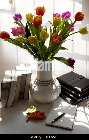 Glückliche Lehrer Tag mit handgefertigten Tulpe Blumentopf, Stapel von Büchern, Stift, Nachricht für Lehrer in besonderen Tag der Bildung, Tulip Bouquet diy aus Ton m Stockfoto