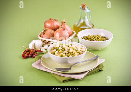 Erbsen und Nudeln Suppe. Stockfoto