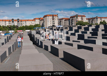 Reihen von 2.711 Betonplatten in verschiedenen Größen an der Holocaust-Gedenkstätte zur Erinnerung an ermordete Juden, Berlin, Deutschland Stockfoto