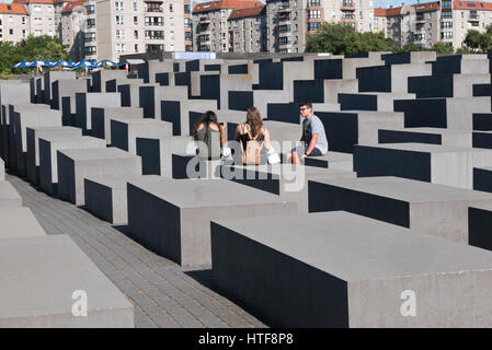 Reihen von 2.711 Betonplatten in verschiedenen Größen an der Holocaust-Gedenkstätte zur Erinnerung an ermordete Juden, Berlin, Deutschland Stockfoto