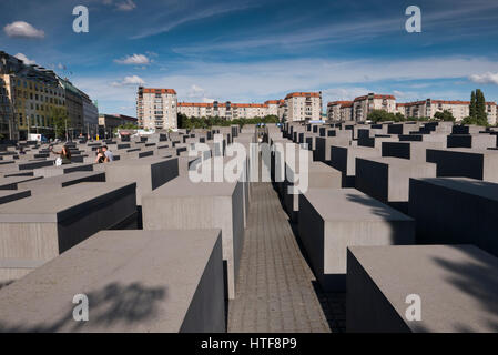 Reihen von 2.711 Betonplatten in verschiedenen Größen an der Holocaust-Gedenkstätte zur Erinnerung an ermordete Juden, Berlin, Deutschland Stockfoto