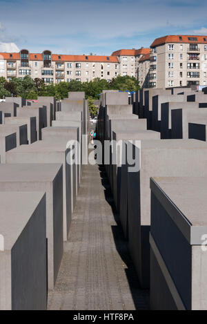 Reihen von 2.711 Betonplatten in verschiedenen Größen an der Holocaust-Gedenkstätte zur Erinnerung an ermordete Juden, Berlin, Deutschland Stockfoto