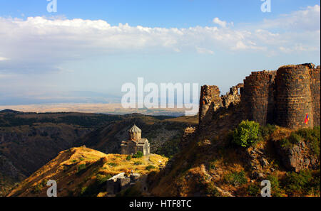 Amberd ist eine Festungsanlage mit einer Kirche, die an den Hängen des Mt. Aragats auf 2.300 Meter über dem Meeresspiegel im XI-XIII Jahrhundert, Armenien gebaut. Stockfoto