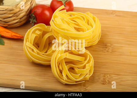 Rohe Fettucine Nudeln bereit für bowling Stockfoto