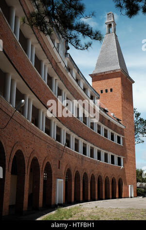 DA LAT, VIET NAM-2. September 2016: Antike Architektur der pädagogischen Hochschule von Dalat am Tag um Dalat, Vietnam, ein berühmter Ort für Reisen Stockfoto