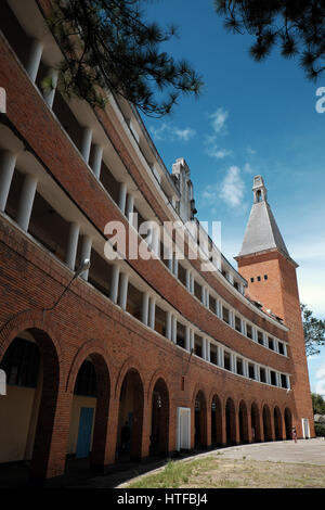 DA LAT, VIET NAM-2. September 2016: Antike Architektur der pädagogischen Hochschule von Dalat am Tag um Dalat, Vietnam, ein berühmter Ort für Reisen Stockfoto