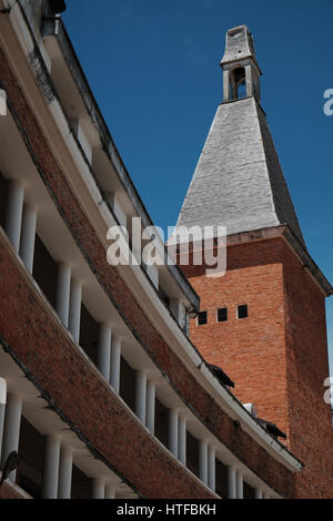 DA LAT, VIET NAM-2. September 2016: Antike Architektur der pädagogischen Hochschule von Dalat am Tag um Dalat, Vietnam, ein berühmter Ort für Reisen Stockfoto