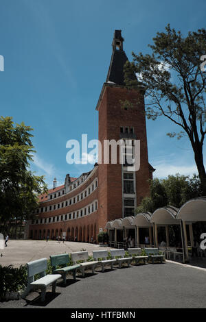 DA LAT, VIET NAM-2. September 2016: Antike Architektur der pädagogischen Hochschule von Dalat am Tag um Dalat, Vietnam, ein berühmter Ort für Reisen Stockfoto