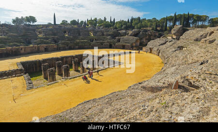 Römischen Stadt Italica, in der Nähe von Santiponce, Provinz Sevilla, Andalusien, Südspanien. Das Amphitheater. Stockfoto