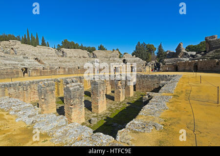 Römischen Stadt Italica, in der Nähe von Santiponce, Provinz Sevilla, Andalusien, Südspanien. Das Amphitheater. Stockfoto