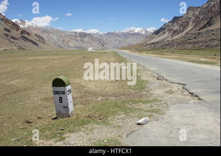 Remote-Straße in Kaschmir südlich von Sarchu. Stockfoto