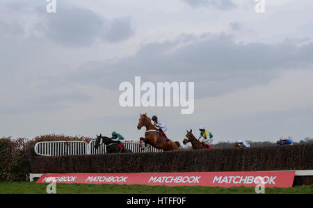 Läufer deaktivieren Sie einen frühen Zaun in The Matchbook Wetten Podcast Novizinnen begrenzt Handicap Steeple Chase Rennen laufen tagsüber Matchbook Imperial Cup in Sandown Pferderennbahn Sandown. Stockfoto