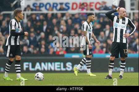 Newcastle United Dwight Gayle (links) und Jonjo Shelvey stehen niedergeschlagen, nachdem Fulhams Ryan Sessegnon (nicht abgebildet) während der Himmel Bet Meisterschaftsspiel in St James' Park, Newcastle seiner Seite das dritte Tor des Spiels erzielt. Stockfoto