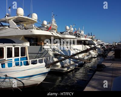 Alten Mittelmeer Caique Boot neben modernen luxuriösen Motoryachten im Hafen von Cannes, Frankreich Stockfoto