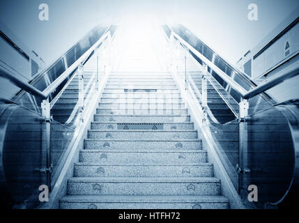 Niedrigen Winkel-Blick zum Seitenanfang moderne Rolltreppe mit Blauton. Stockfoto