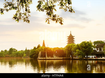 Hangzhou Landschaft, Pagode an der West See Seepromenade in Dämmerung Stockfoto