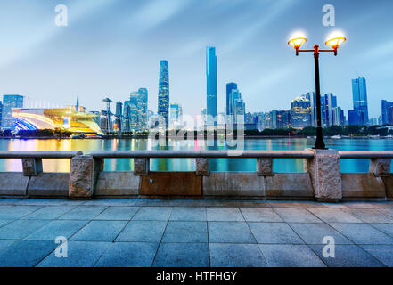 China Guangzhou Pearl River, am Flussufer Wolkenkratzer. Stockfoto