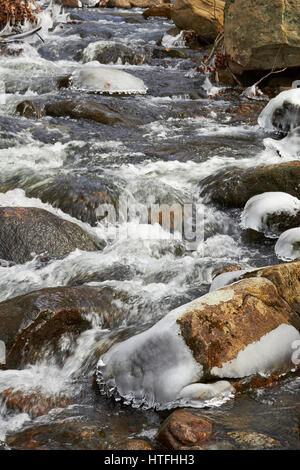 Stony Brook, Harriman State Park, New York, im Winter Stockfoto