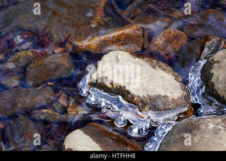 Stony Brook, Harriman State Park, New York, im Winter Stockfoto