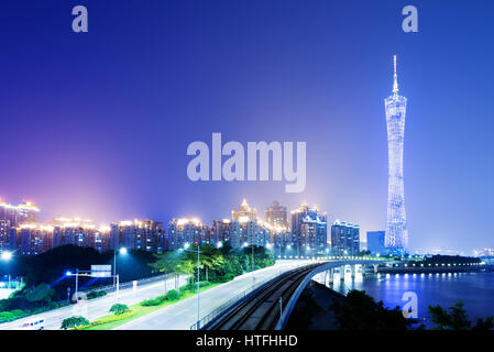 Zhujiang Fluss und modernes Gebäude des Finanzviertels in Guangzhou China. Stockfoto