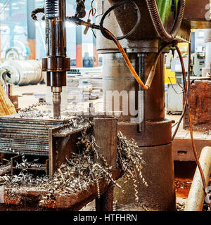 CNC Bohrmaschine am Fließband Stockfoto