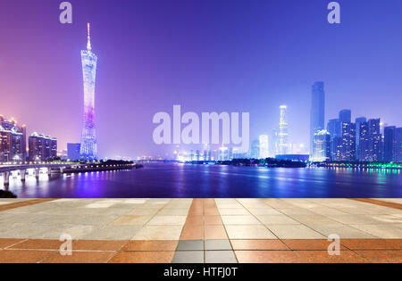 Guangzhou, China Stadt Skyline auf den Perlfluss.