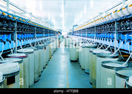 Arbeiter in der Spinnerei Stockfoto