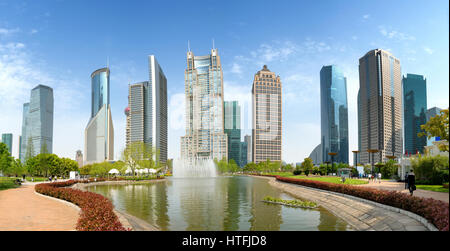 Parks und moderne Gebäude, Shanghai, China, im Jahr 2015. Stockfoto
