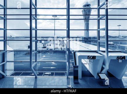 Ein Passagierflugzeug von Leistungen am Boden vor dem nächsten Start bedient. Stockfoto