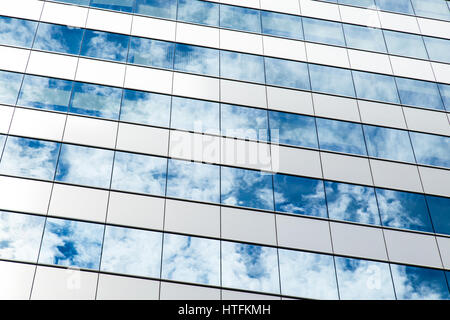 Wolken spiegeln sich in windows Stockfoto