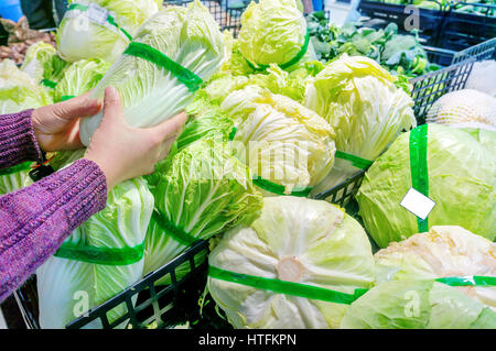 Frauen in den Supermarkt-Auswahl an frischen Kraut und Kohl Stockfoto