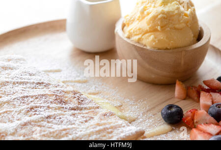 frisches Dessert weichen Vanila Roti mit Eiscreme, Sirup, Erdbeeren und Heidelbeeren in Restaurant, selektiven Fokus auf Teller. Stockfoto