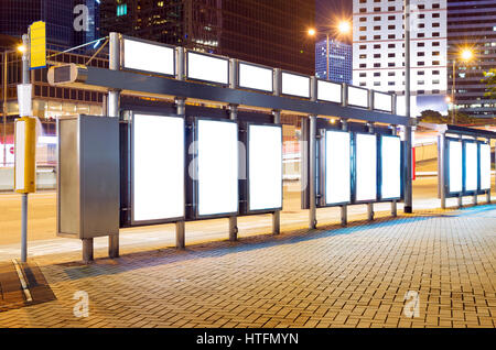 Großstadt bei Nacht, am Straßenrand Billboard leer. Stockfoto