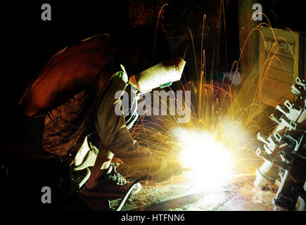 Arbeitnehmer bei der Arbeit, laufenden Betrieb Schweißen. Stockfoto