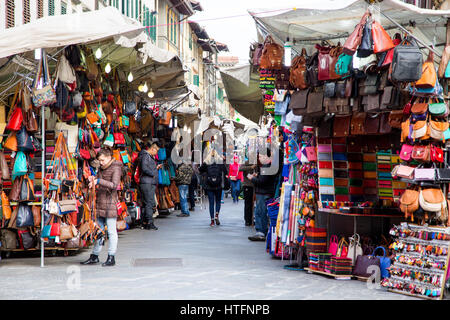 Ledertaschen und Jacken auf dem Markt von San Lorenzo in Florenz Italien Stockfoto