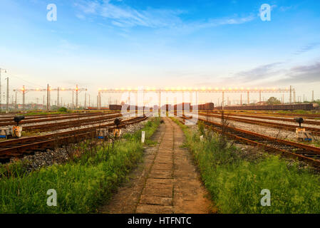 Fracht-Bahnsteig bei Sonnenuntergang mit container Stockfoto